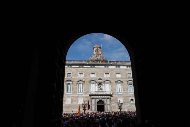 People attend a protest called by pro-independence groups for citizens to gather at noon in front of city halls throughout Catalonia, in Plaza Sant Jaume in Barcelona, Spain October 2, 2017. REUTERS/Juan Medina