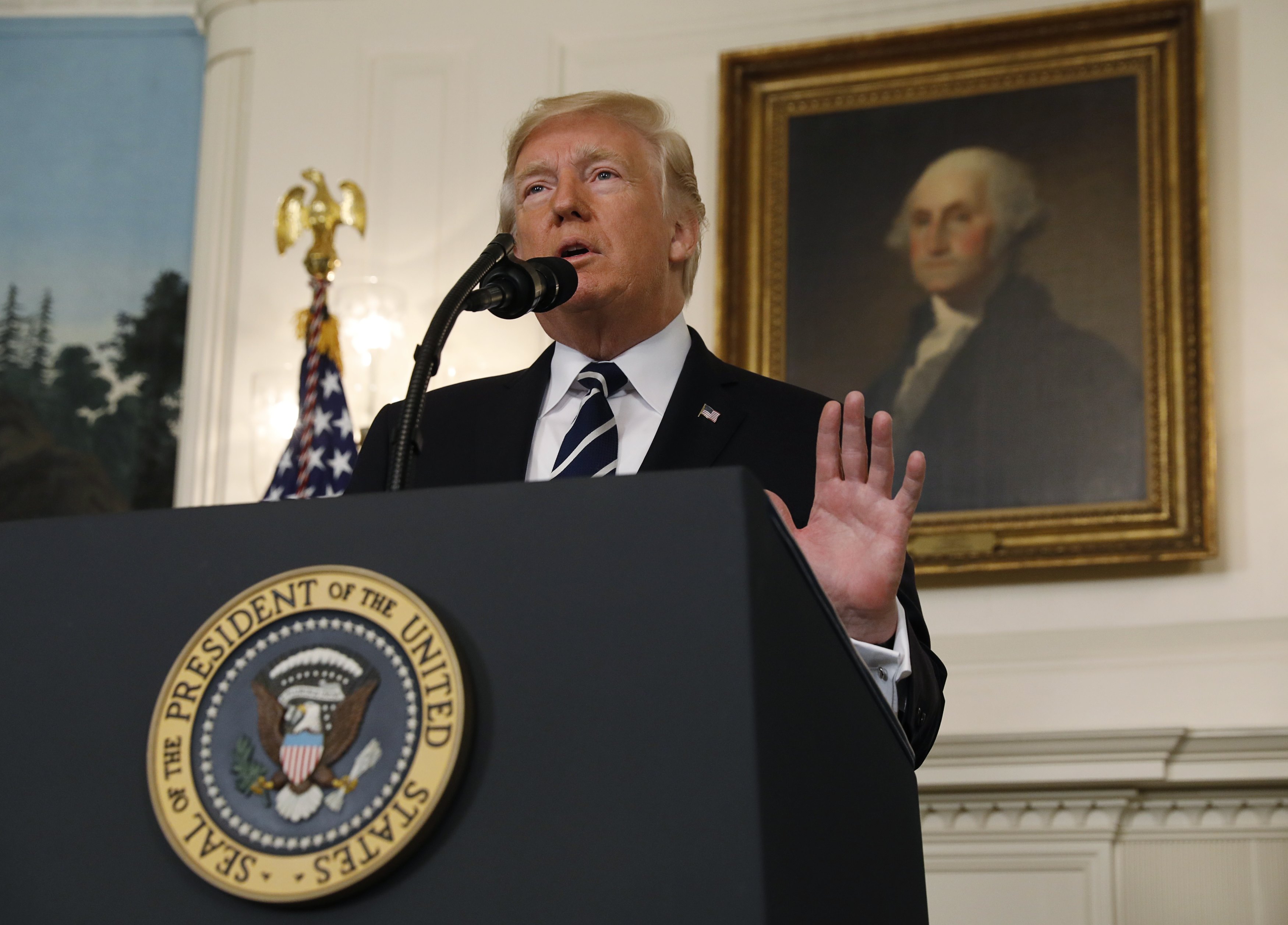 Trump sugiere penalizar a cadenas de televisión para evitar noticias falsas