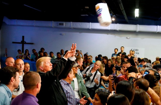 El presidente de EEUU, Donald Trump, durante su visita a Puerto Rico. REUTERS/Jonathan Ernst     TPX IMAGES OF THE DAY