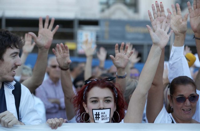 People take part in a demonstration in favour of dialogue to resolve Catalonia´s bid for independence, in Madrid, Spain, October 7, 2017. REUTERS/Sergio Perez