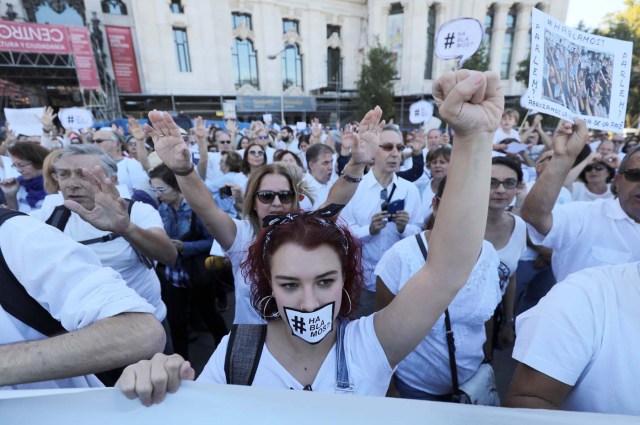 People take part in a demonstration in favour of dialogue to resolve Catalonia´s bid for independence, in Madrid, Spain, October 7, 2017. REUTERS/Sergio Perez