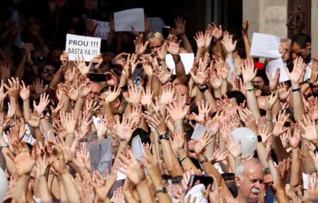 People attend a demonstration in favour of dialogue in a square in Barcelona, Spain, October 7, 2017 REUTERS/Gonzalo Fuentes