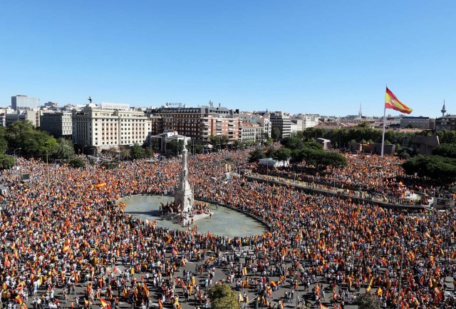 People take part in a pro-union demonstration in Madrid, Spain, October 7, 2017. REUTERS/Sergio Perez