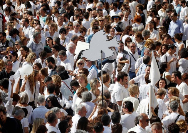 People attend a demonstration in favour of dialogue in a square in Barcelona, Spain, October 7, 2017 REUTERS/Eric Gaillard