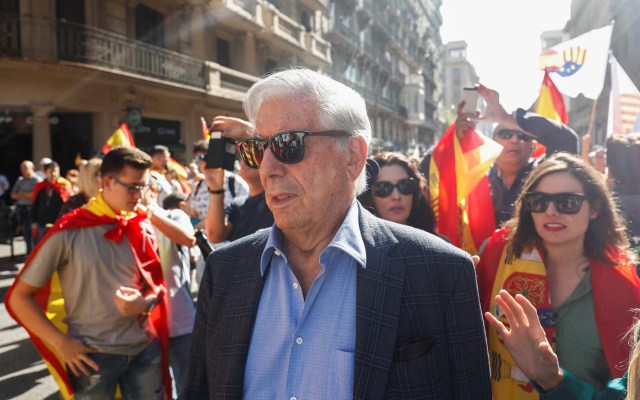 Peruvian Nobel laureate Mario Vargas Llosa attends a pro-union demonstration organised by the Catalan Civil Society organisation in Barcelona, Spain, October 8, 2017. REUTERS/Juan Medina