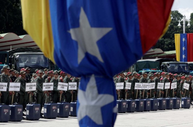 Venezuela's soldiers stand with cases of voting materials during a ceremony ahead of the regional elections which will be held on October 15, in Caracas, Venezuela, October 9, 2017.  REUTERS/Ricardo Moraes