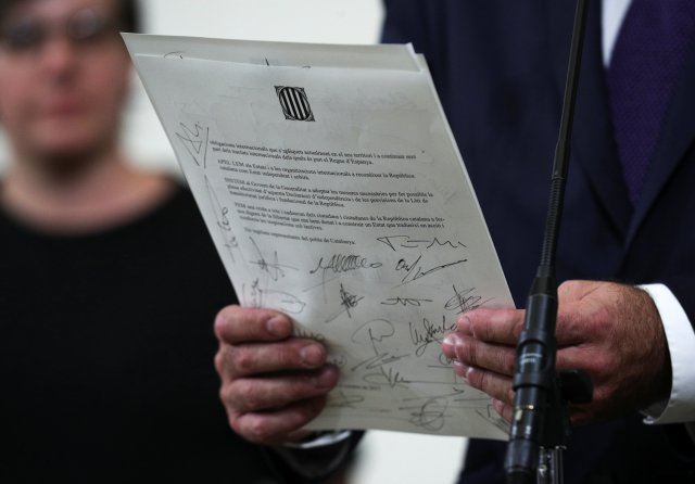 Una declaración de independencia se publica tras su firma en el Parlamento regional catalán en Barcelona, España, el 10 de octubre de 2017. REUTERS / Albert Gea