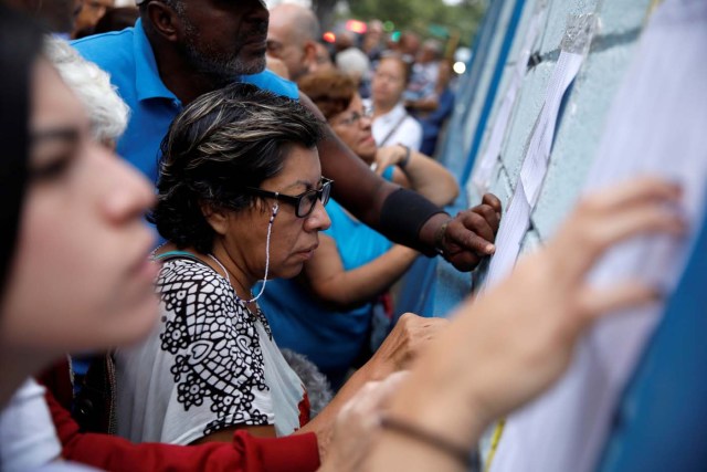 Venezuela's citizens check a list in a polling station during a nationwide election for new governors, in Caracas, Venezuela, October 15, 2017. REUTERS/Carlos Garcia Rawlins