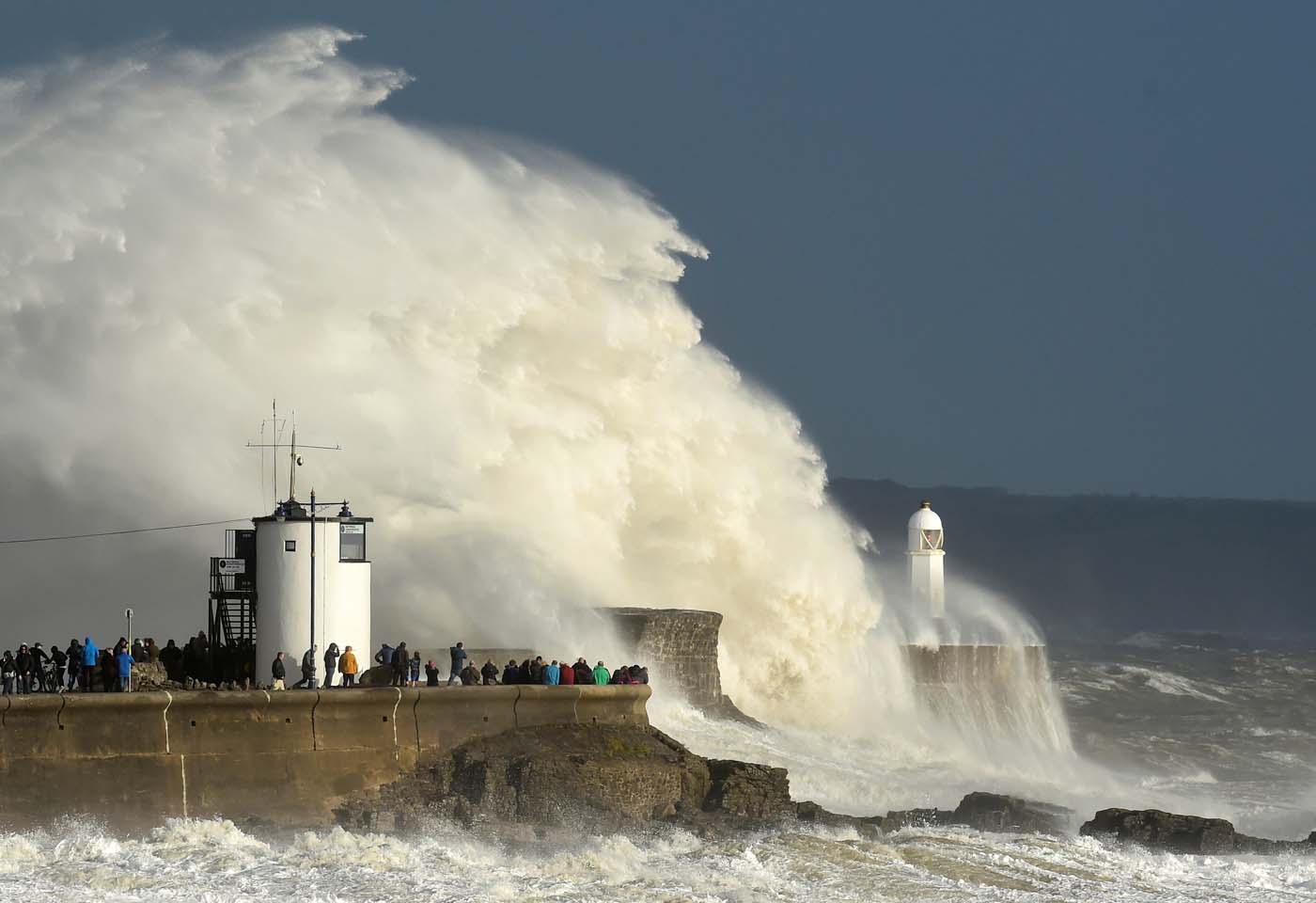 Las impresionantes imágenes del paso de Ophelia