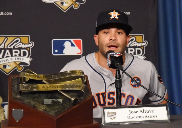 El segunda base de los Astros de Houston José Altuve habla en la conferencia de prensa del Premio Hank Aaron antes del juego dos de la Serie Mundial 2017 contra los Dodgers de Los Angeles en el Dodger Stadium. Crédito obligatorio: Jayne Kamin-Oncea-USA TODAY Sports