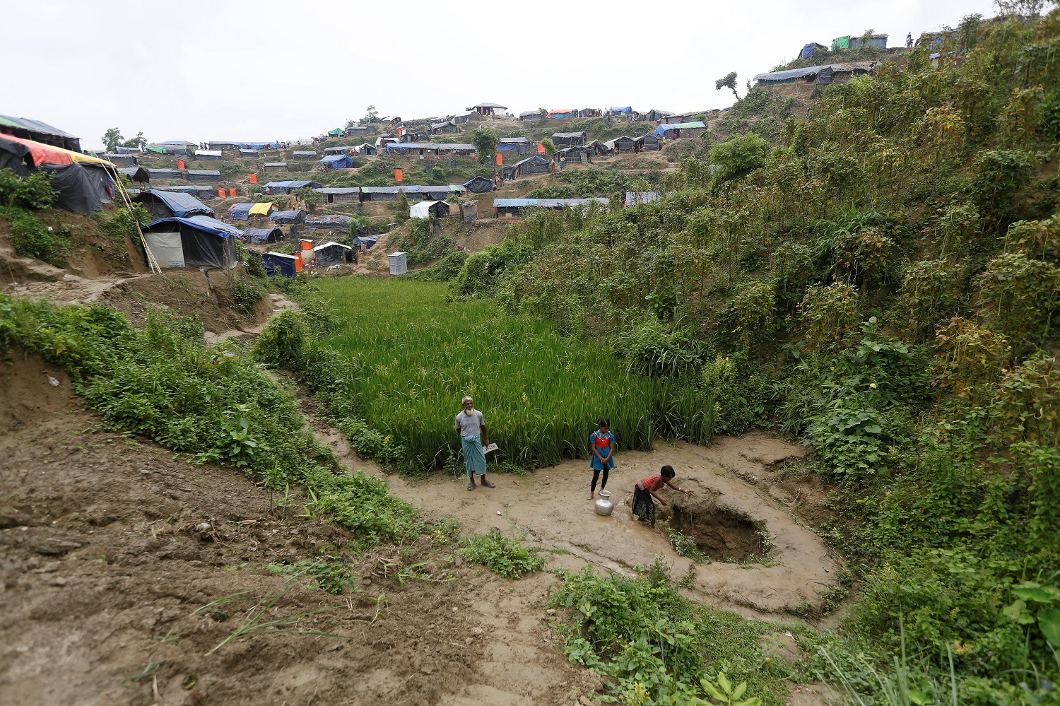 Falta de retretes y bombas de agua complica la crisis de los refugiados en Bangladesh (Fotos)