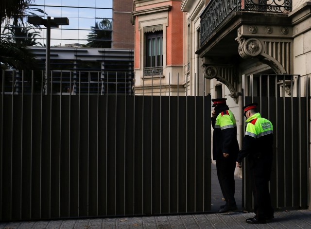 Mossos d'Esquadra, agentes de la policía regional catalana, entran en el edificio del Ministerio del Interior de la región catalana en Barcelona, España, el 30 de octubre de 2017. REUTERS / Jon Nazca