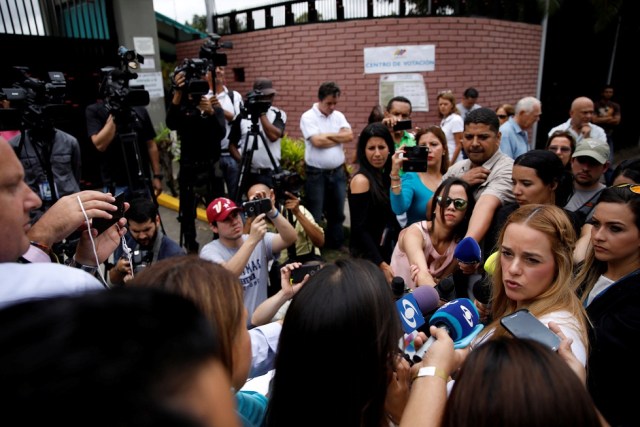 Lilian Tintori, esposa del líder opositor Leopoldo López, hace declaraciones a los medios después de emitir su voto durante una elección nacional para nuevos gobernadores en Caracas, Venezuela, 15 de octubre de 2017. REUTERS / Carlos Garcia Rawlins