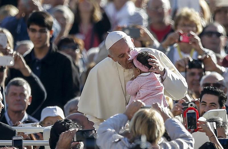 ¡Insólito! Policía italiana busca a dos presos que huyeron cuando comían con el Papa