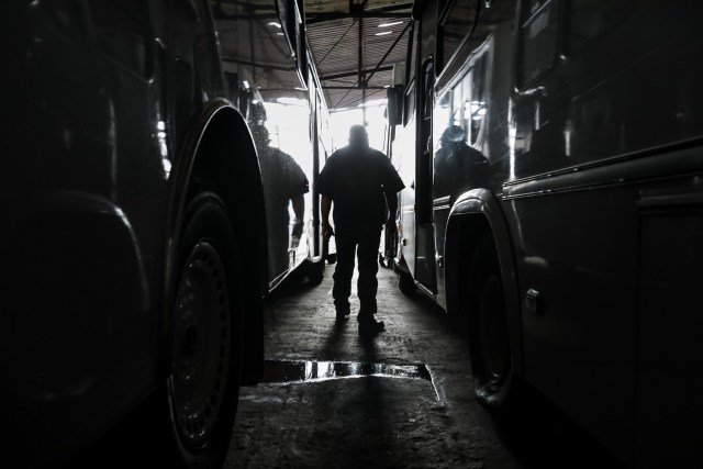 Fotografías del 10 de octubre del 2017, del encargado de un estacionamiento de búses de transporte público en la ciudad de Caracas (Venezuela). Los altos costos de mantenimiento, la disminución de importación de repuestos, una galopante inflación y la escasez de efectivo tienen al sistema de transporte de Venezuela en jaque, mientras la población padece los efectos de esta crisis con un pasaje inestable y largos tiempos de espera para trasladarse. EFE/MIGUEL GUTIÉRREZ