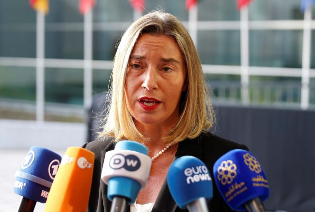 EPA135. LUXEMBURGO (LUXEMBURGO), 16/10/2017.- La jefa de la diplomacia europea, Federica Mogherini, se dirige a los medios de comunicación a su llegada al Consejo de Ministros de Exteriores de la Unión Europea celebrado en Luxemburgo hoy, 16 de octubre de 2017. Los ministros de Exteriores de la Unión Europea (UE) abordan hoy la crisis en Venezuela mientras se preparan sanciones selectivas por la represión en ese país, además de dar luz verde a nuevas medidas restrictivas autónomas contra Corea del Norte y mostrar su apoyo al acuerdo nuclear con Irán. EFE/ Julien Warnand