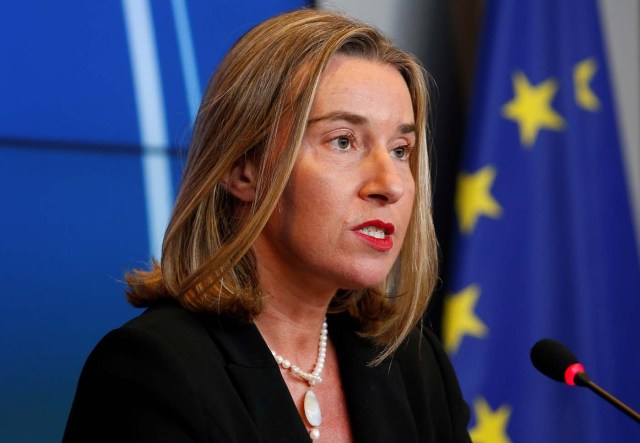 EPA135. LUXEMBURGO (LUXEMBURGO), 16/10/2017.- La jefa de la diplomacia europea, Federica Mogherini, ofrece una rueda de prensa durante el Consejo de Ministros de Exteriores de la Unión Europea celebrado en Luxemburgo hoy, 16 de octubre de 2017. Los ministros de Exteriores de la Unión Europea (UE) abordan hoy la crisis en Venezuela mientras se preparan sanciones selectivas por la represión en ese país, además de dar luz verde a nuevas medidas restrictivas autónomas contra Corea del Norte y mostrar su apoyo al acuerdo nuclear con Irán. EFE/ Julien Warnand