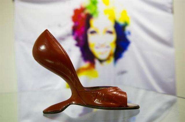 Fotografía del 19 de octubre de 2017, muestra varios de los vistosos vestidos, zapatos y pelucas de la legendaria cantante cubana Celia Cruz, la "Reina de la Salsa", que se exhiben por primera vez en el país, en una exposición sobre su vida y su carrera musical de más de seis décadas, en Santo Domingo (República Dominicana). EFE/Orlando Barría