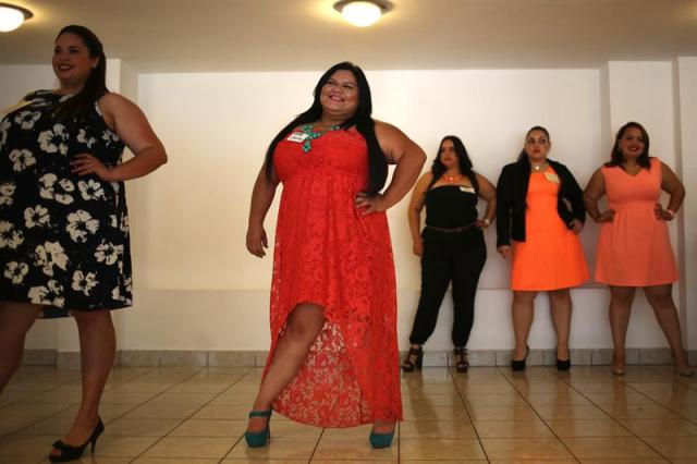 Mujeres participan en el evento Miss Plus Size Guatemala se alistan para salir a la pasarela el 22 de octubre de 2017, en Ciudad de Guatemala (Guatemala). Eternamente invisibles en el mundo de la moda por estar por encima de los estándares tradicionalmente impuestos, las mujeres guatemaltecas han decidido sumarse a la "belleza XL" desafiando el 90-60-90 para mostrar sus curvas y romper los estereotipos. EFE/Esteban Biba