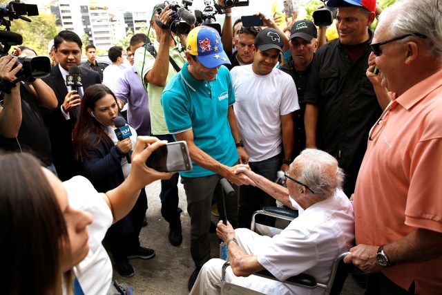 El líder opositor de Venezuela, Henrique Capriles, es aclamado por los partidarios mientras sale de una mesa de votación luego de emitir su voto durante las elecciones nacionales para nuevos gobernadores en Caracas, Venezuela, el 15 de octubre de 2017. REUTERS / Carlos Garcia Rawlins