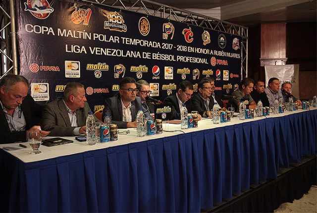 Directivos de la LVBP, junto a representantes de los ocho equipos, presentaron el campeonato 2017-2018 (Foto: AVS Photo Report)