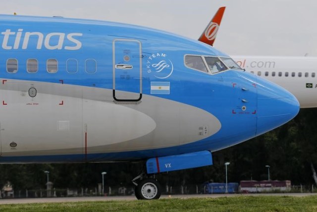 Imagen de archivo de un Boeing 737-700 de Aerolíneas Argentinas en Buenos Aires. 15 octubre 2013. REUTERS/Enrique Marcarian