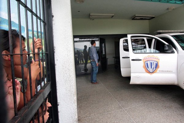 Foto: En una unidad del CICPC fue trasladado el cadáver de la mujer asesinada en la frontera por un grupo armado / La Nación