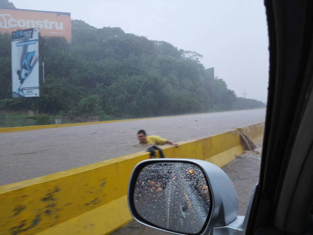 Bajo el agua: Así quedaron varias zonas en Valencia tras fuertes lluvias (fotos)