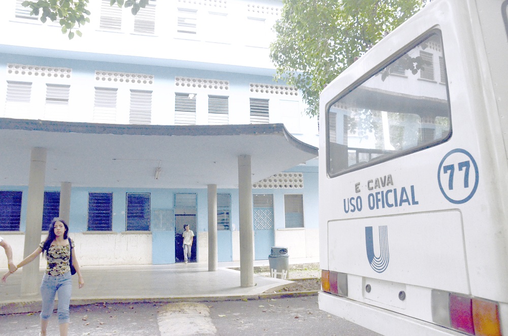 Estudiantes de la Uptamca protestaron por el robo de dos autobuses