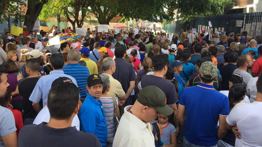 Denuncian amedrentamiento de motorizados en centro de votación en Valencia