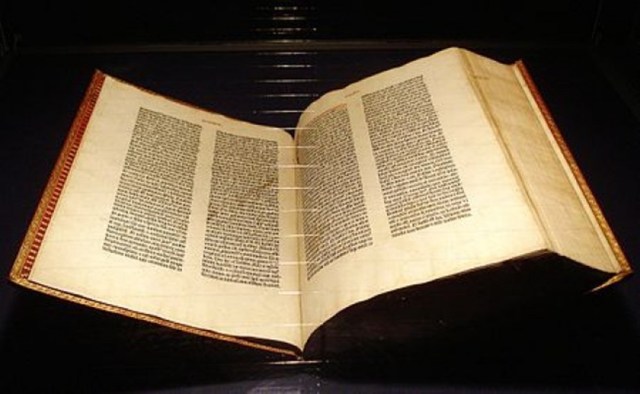 La Biblia de Gutenberg. Este libro, también conocido como "La Biblia de 42 líneas", se considera un símbolo del comienzo de la imprenta en Europa. Esta publicación fue producida por Johannes Gutenberg en la primera mitad de la década de 1450. Según los historiadores, la tirada de la Biblia de Gutenberg registró unas 185 copias: 150 en papel y 35 en pergamino. Hasta hoy en día han sobrevivido 48, la mayoría de ellas, incompletas.