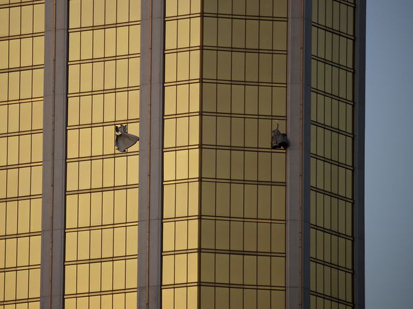 Las ventanas rotas del piso 32 del hotel Mandalay Bay desde donde Stephen Paddock disparó hacia las 22 dos mil personas reunidas para un concierto de música country (AP Photo/John Locher)