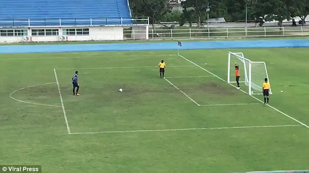 El portero que “jugó adelantado” y el increíble gol de pinpón (VIDEO)