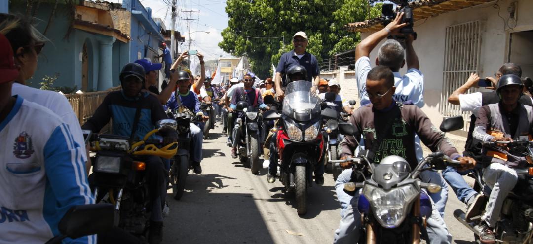 Ismael García recorrió las calles de Villa de Cura llevando un mensaje de cambio