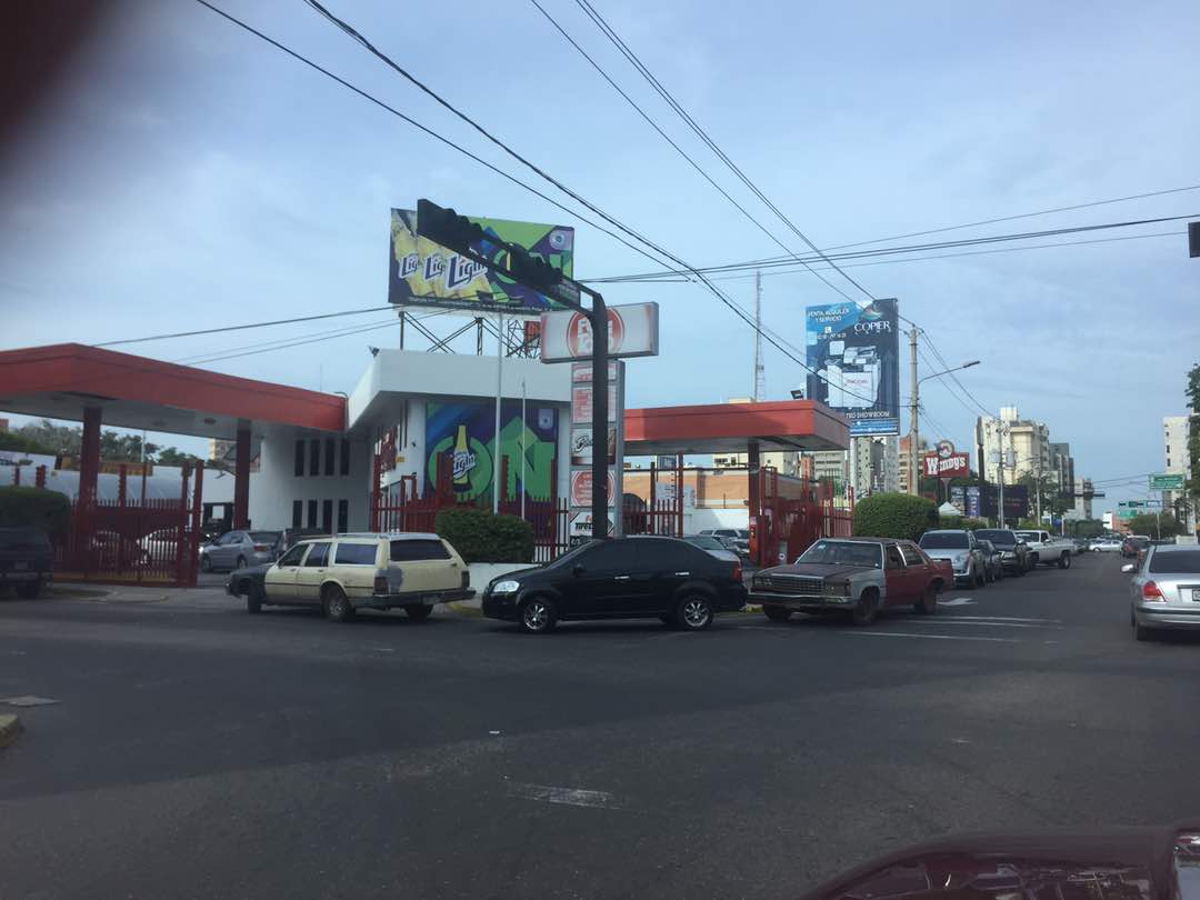 Tres horas en cola para echar gasolina en el Zulia