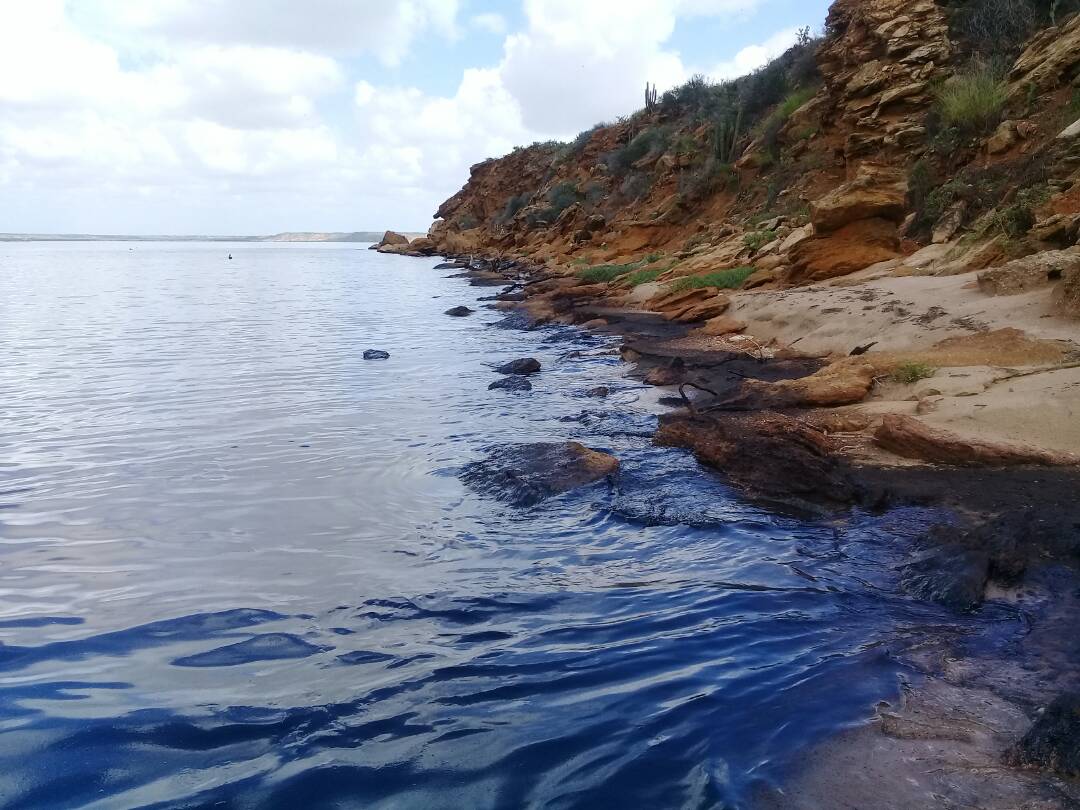 Tanque de desechos de la refinería Amuay se desborda hacia la bahía (FOTOS)