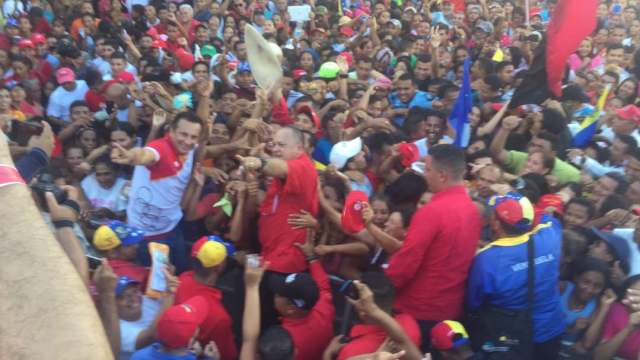 El candidato chavista a la gobernación de Guárico, José Vásquez, junto a Diosdado Cabello (Foto: @PdvsaGas_GMVVG)