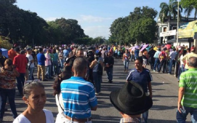 Electores haciendo cola en un centro de votación ubicado en Maracay, estado Aragua // FOTO vía @Borolaki 