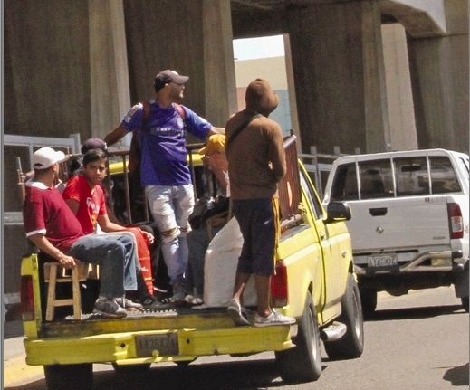 El viacrucis de los marabinos por el paro indefinido del Metro