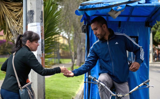 Venezuelan national Gregory Pacheco (R), 29, works as a "bicitaxi" (pedicab) driver in Bogota, on November 8, 2017. Up to October 2017 there were 470,000 Venezuelans in Colombia, who left their country to escape the hardship and violence of its economic and political crisis. / AFP PHOTO / Raul Arboleda / TO GO WITH AFP STORY by Daniela QUINTERO and Santiago TORRADO