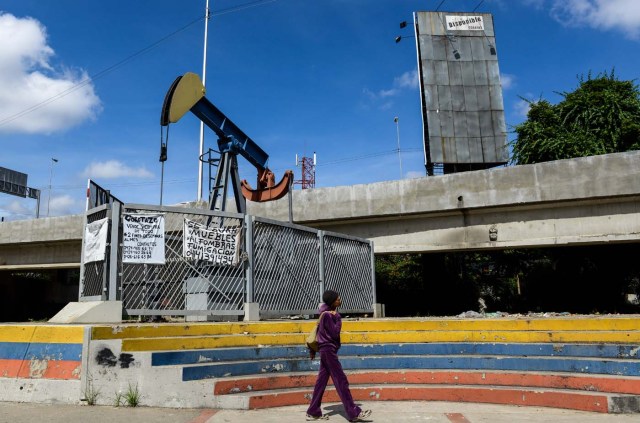 Una mujer camina por una plaza en el acceso a la Universidad Central de Venezuela, en Caracas. AFP / Federico PARRA