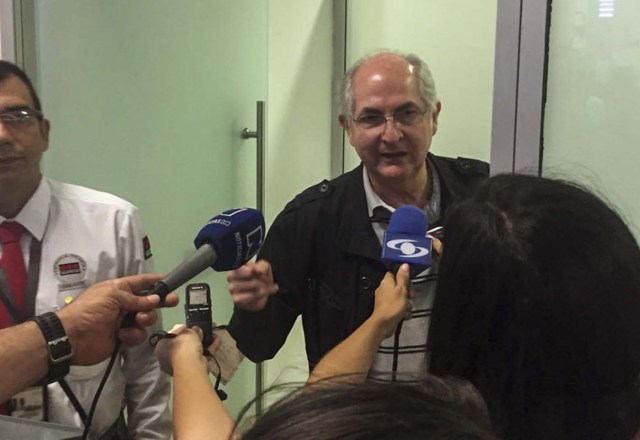 The former mayor of Caracas, Antonio Ledezma, 62, speaks with journalists at Camilo Daza International Airport in Cucuta, Colombia, on November 17, 2017, after escaping house arrest in the Venezuelan capital. Ledezma, who had been arrested and jailed in February 2015 after being accused of plotting to overthrow the president, and was under house arrest following surgery, managed to escape and "entered Colombian territory by land, over the Simon Bolivar international bridge." Colombia's migration department said. / AFP PHOTO / STR