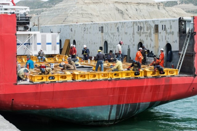 Trabajadores sueldan la cubierta de la nave Sophie Siem donde los miembros del Comando de Rescate Submarino de la Marina de Estados Unidos instalarán el Módulo de Rescate Presurizado (PRM) de la Marina de los EE. UU. Para apoyar los esfuerzos de búsqueda y rescate del gobierno argentino por el submarino argentino desaparecido ARA San Juan , en Comodoro Rivadavia, Chubut, Argentina el 24 de noviembre de 2017. El presidente Mauricio Macri ordenó el viernes una investigación para "conocer la verdad" sobre lo sucedido con el submarino desaparecido de Argentina, el San Juan, que desapareció con la pérdida de sus 44 tripulantes. / AFP PHOTO / PABLO VILLAGRA