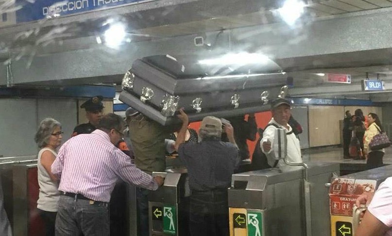 Triple WTF… Subieron el ataúd al metro porque no tenían para la carroza (FOTO)