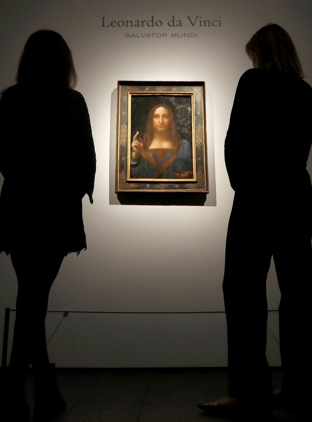 Miembros del personal de Christie posan para fotos junto a la pintura "Salvator Mundi" de Leonardo da Vinci, que será subastada por Christie's en Nueva York en noviembre, en Londres, Gran Bretaña, el 24 de octubre de 2017. REUTERS / Peter Nicholls NO RESALES. SIN ARCHIVOS