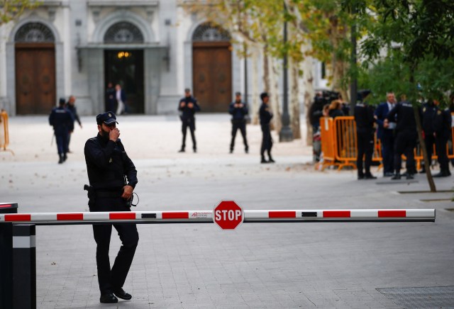 Policías españoles montan guardia frente al Tribunal Superior de España donde los miembros del gabinete del gobierno destituidos testificaron por cargos de rebelión, sedición y malversación de fondos públicos por desafiar al gobierno central al celebrar un referéndum sobre secesión y proclamar la independencia, en Madrid, España, noviembre 2, 2017. REUTERS / Javier Barbancho