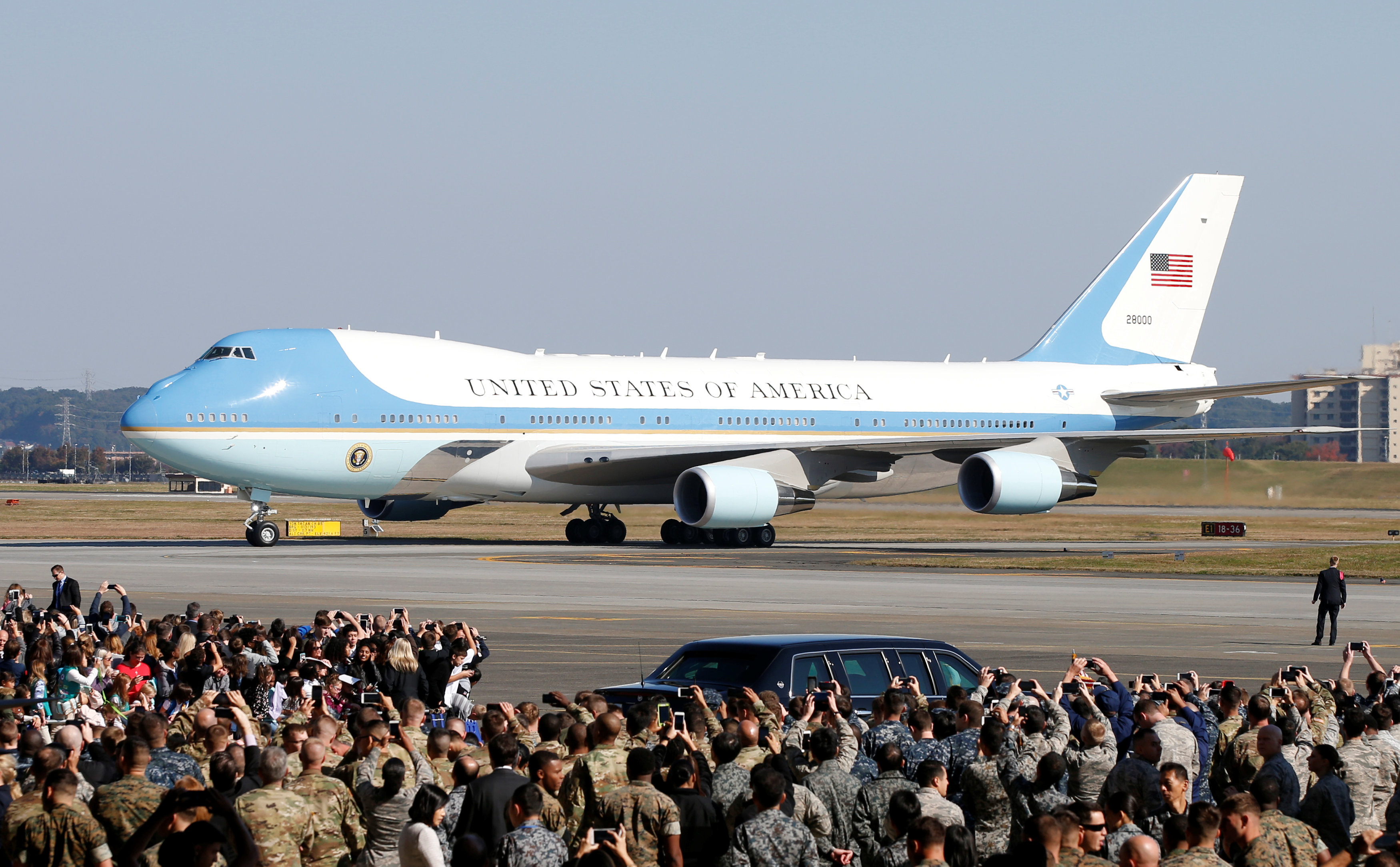 Donald Trump llega a Japón para iniciar su gira asiática