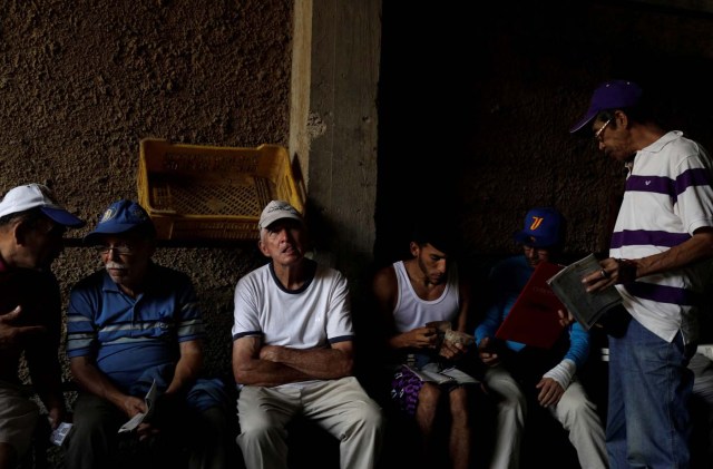 A man counts his money in a small warehouse on the outskirts of Caracas, Venezuela, October 7, 2017. REUTERS/Ricardo Moraes SEARCH "MORAES GAMBLING" FOR THIS STORY. SEARCH "WIDER IMAGE" FOR ALL STORIES.