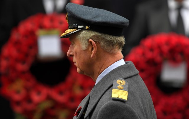 El Príncipe Carlos de Gran Bretaña ofrece una corona en el servicio del Cenotafio Dominical del Recuerdo en Londres El Príncipe Carlos de Gran Bretaña ofrece una corona en el servicio Cenotafio Dominical del Recuerdo en Londres, Gran Bretaña, el 12 de noviembre de 2017. REUTERS / Toby Melville