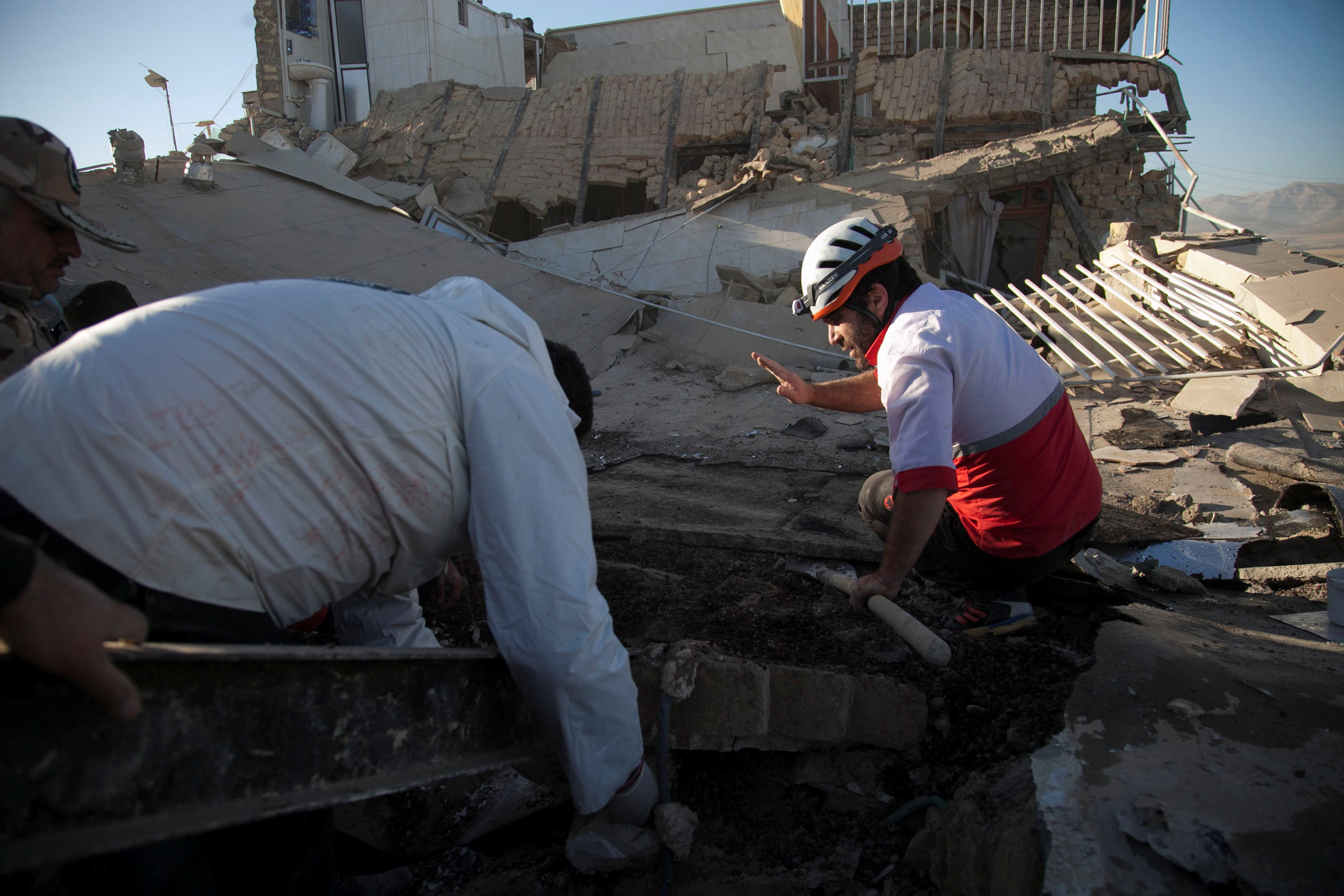 Suben las víctimas del terremoto de Irán a 328 muertos y casi 4.000 heridos